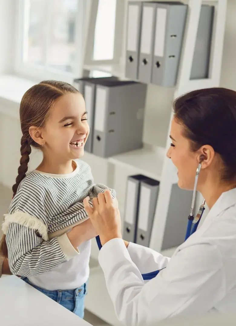Criança sorrindo em consulta neuropediátrica