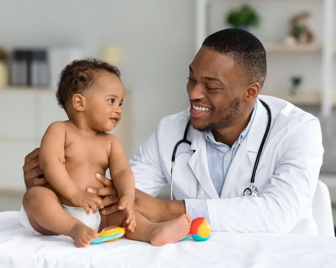 Neuropediatra avaliando um bebê