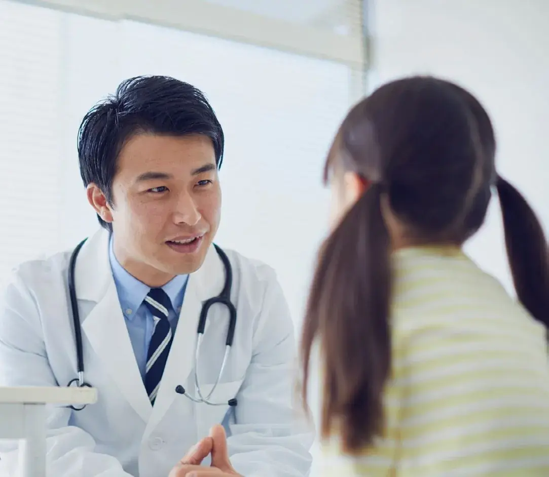 Médico em consulta com criança